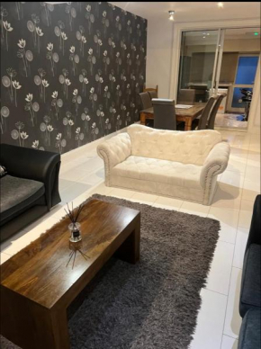Beautiful 6 Bedroom with spacious Lounge & Rooms Free parking